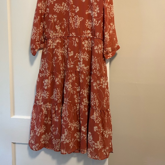 Beautiful floral dress. Perfect for a wedding guest! - Picture 2 of 4